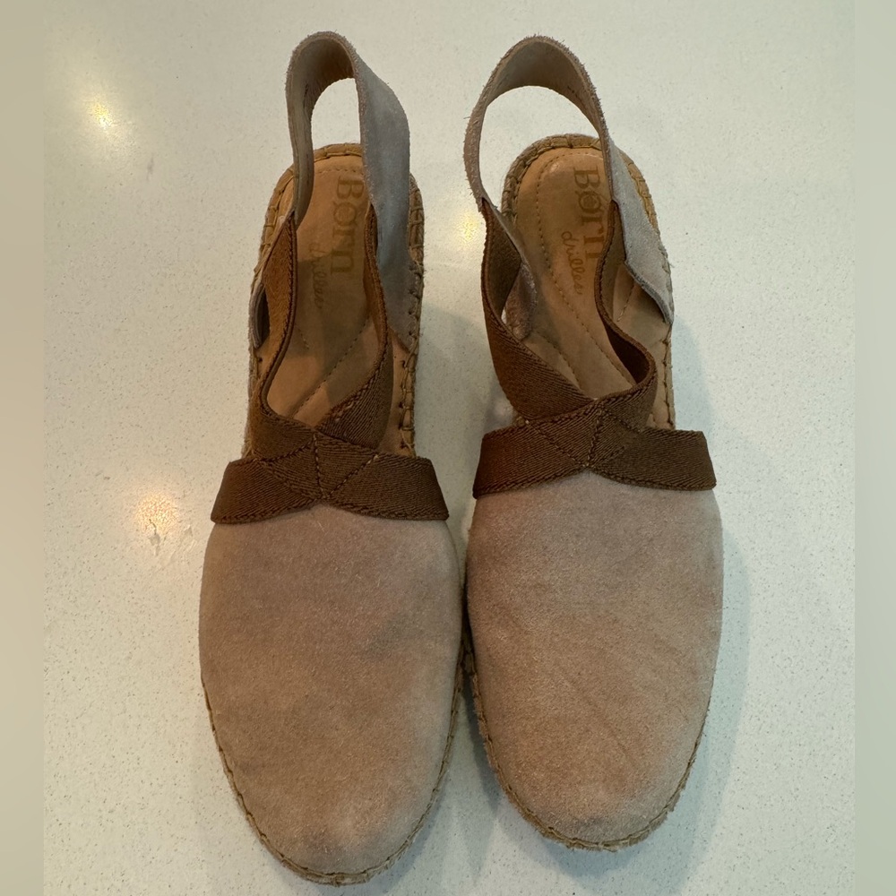 Born drilles size 9, closed toe suede espridrilles.